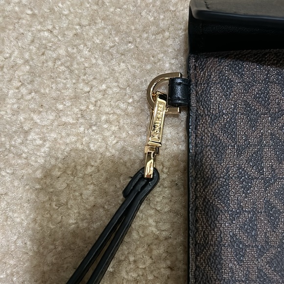 Michael Kors clutch with magnetic closure . Large enough to hold several items - Picture 4 of 5